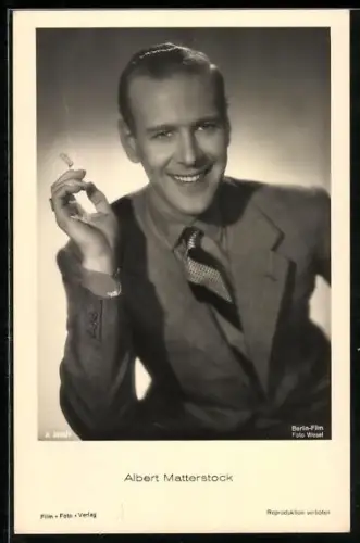 AK Schauspieler Albert Matterstock, mit Zigarette abgelichtet