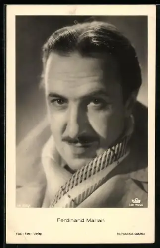AK Schauspieler Ferdinand Marian im Kostüm einer Filmrolle