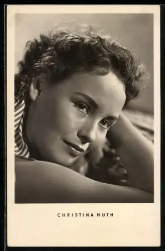 AK Schauspielerin Christina Huth mit lockigem Haar