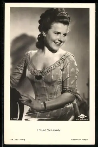 AK Schauspielerin Paula Wessely in einem historischen Kleid