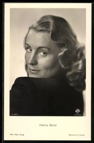 AK Schauspielerin Käthe Gold blickt sich über die Schulter