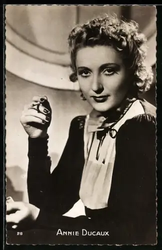 AK Schauspielerin Annie Ducaux raucht eine Zigarette