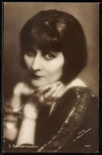 AK Schauspielerin S. Napierkowska den Kopf aufstützend