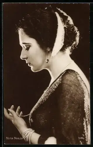 AK Schauspielerin Nita Naldi mit Halskette