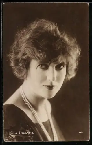 AK Schauspielerin Gina Palerme mit Perlenkette