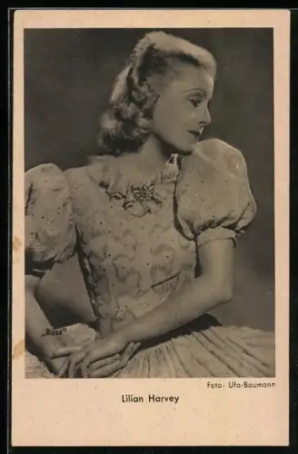 AK Schauspielerin Lilian Harvey im hellen Kleid zur Seite schauend