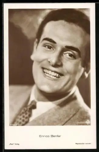 AK Schauspieler Enrico Benfer im Anzug