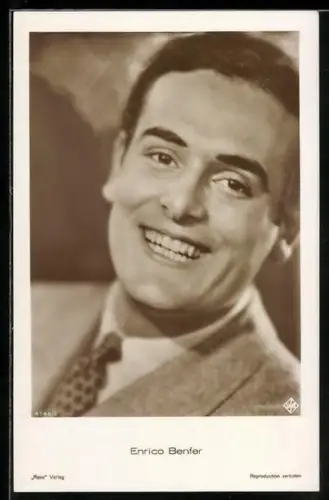 AK Schauspieler Enrico Benfer im Anzug