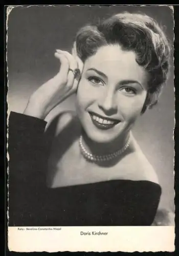 AK Schauspielerin Doris Kirchner strahlend mit Perlenkette