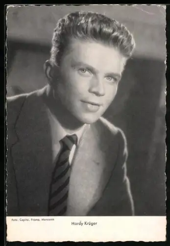 AK Schauspieler Hardy Krüger im Anzug in die Kamera schauend