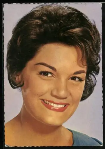 AK Musikerin Connie Francis mit offenem Lächeln