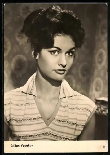 AK Schauspielerin Gillian Vaughan im ärmellosen Oberteil