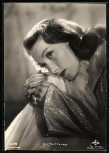 AK Schauspielerin Brigitte Horney, sitzend in einem glänzenden Kleid