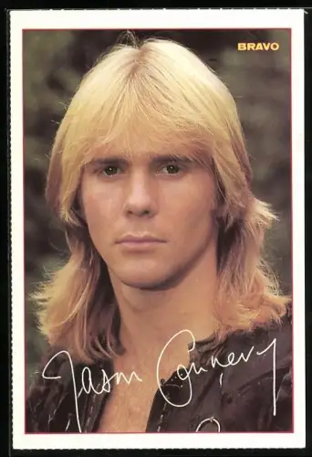 AK Musiker Jason Connery in Kamera blickend