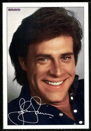 AK Musiker John James lächelt fröhlich