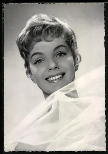 AK Schauspielerin Maria Perschy mit schönem Lachen