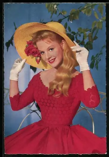 AK Schauspielerin Heidi Brühl im roten Kleid mit Strohhut