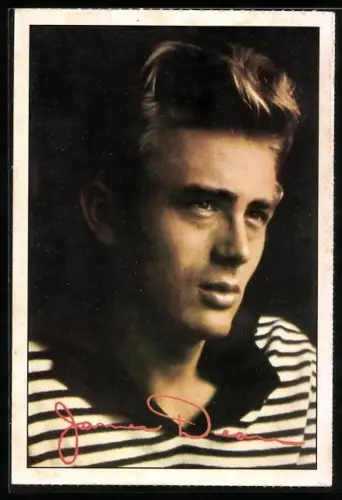 AK James Dean, Portrait des Schauspielers in gestreiftem Oberteil