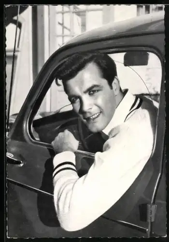 AK Schauspieler Toni Sailer in einem Auto