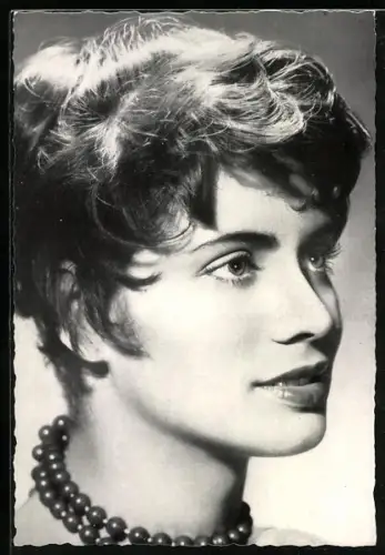 AK Schauspielerin Margot Eskens mit toller Halskette ernst blickend