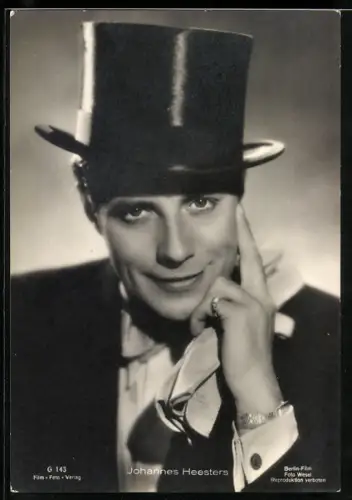 AK Schauspieler Johannes Heesters, weisse Handchuhe in der Hand