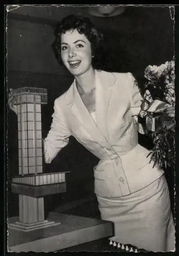 AK Schauspielerin Margit Nünke mit freundlichem Lächeln und Blumenstrauss