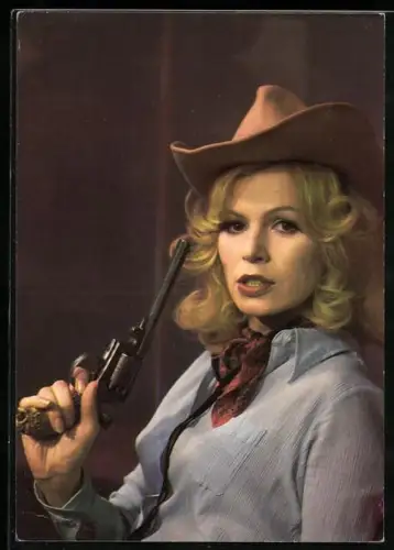 AK Schauspielerin Irena Karel mit einer Pistole