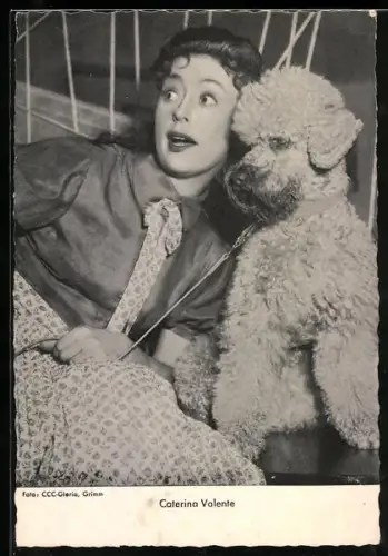 AK Musikerin Caterina Valente mit ihrem Hund