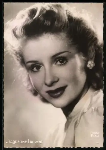 AK Schauspielerin Jacqueline Laurent in weisser Bluse