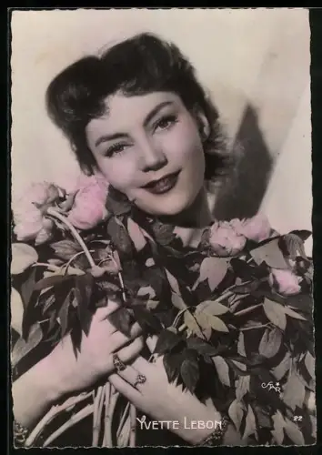 AK Schauspielerin Yvette Lebon mit Rosen