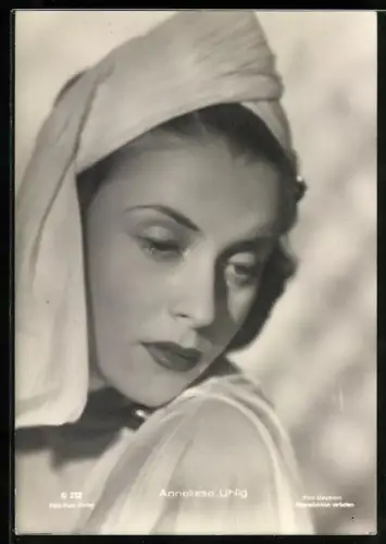 AK Schauspielerin Anneliese Uhlig mit Kopftuch porträtiert
