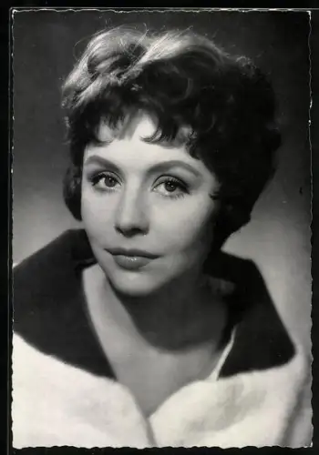 AK Schauspielerin Sonja Ziemann mit moderner Frisur