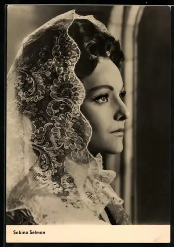 AK Schauspielerin Sabina Selmann mit Spitzenschleier
