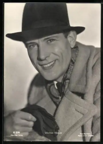 AK Schauspieler Viktor Staal mit Hut und Mantel porträtiert