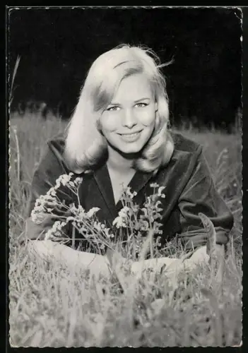 AK Schauspielerin Antje Geerk auf einer Wiese
