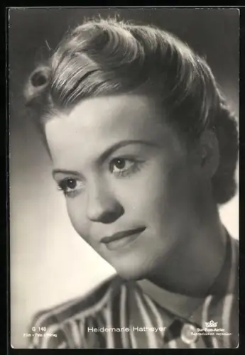 AK Schauspielerin Heidemarie Hatheyer im gestreiften Hemd