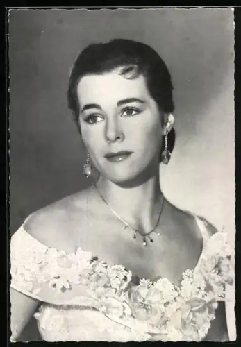 AK Schauspielerin Marianne Koch mit Halskette posierend