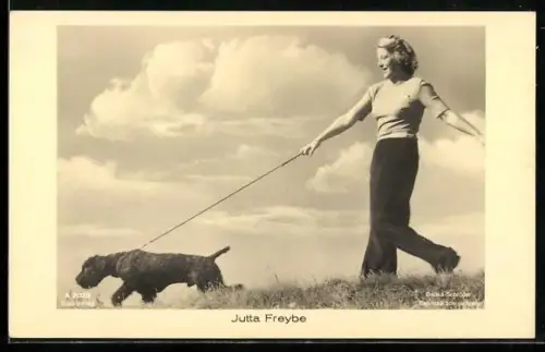 AK Schauspielerin Jutta Freybe beim Spaziergang mit Hund