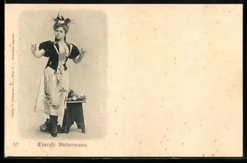 AK Schauspielerin Therese Biedermann posiert neben einem Hocker