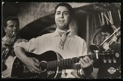 AK Schauspieler Vico Torriani mit Gitarre und Halstuch
