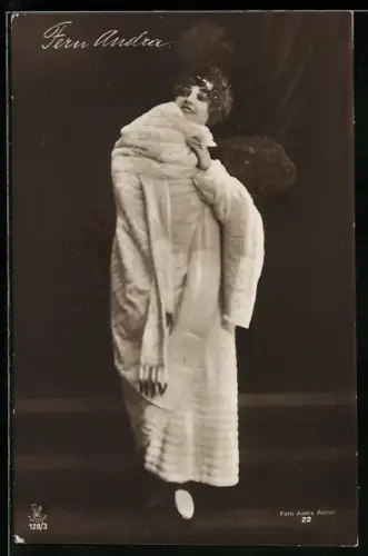 AK Schauspielerin Fern Andra im Pelzmantel