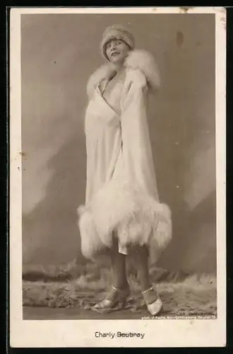 AK Schauspielerin Charly Doubray in elegantem weissen Outfit