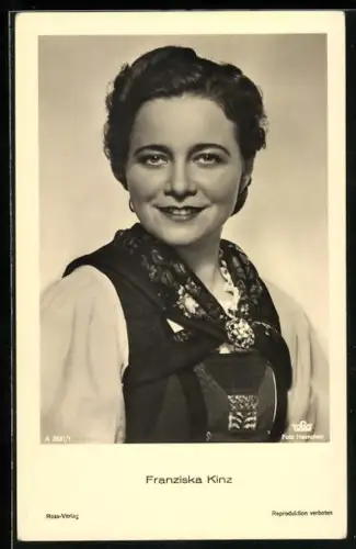 AK Schauspielerin Franziska Kinz mit sympathischem Lächeln