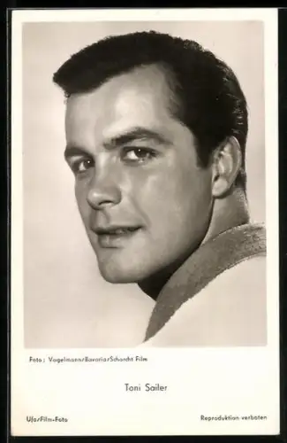 AK Schauspieler Toni Sailer über die Schulter blickend mit einem Schmunzeln