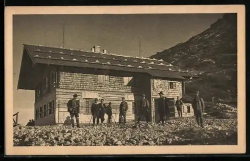 AK Zeppezanerhaus /Untersberg, Bergsteiger vor der Berghütte