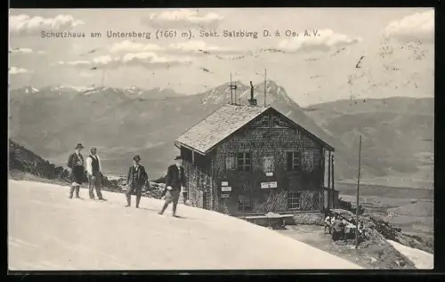 AK Untersberghaus, Besucher vor dem Schutzhaus