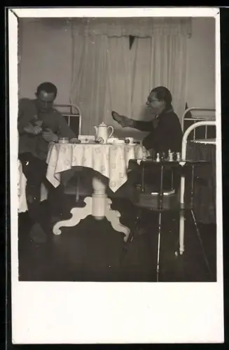 Foto-AK Zwei Männer an einem Tisch sitzend, Schachspiel auf dem Beistelltisch