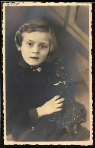 Foto-AK Kleines Kind mit Puppe in gemustertem Kleid