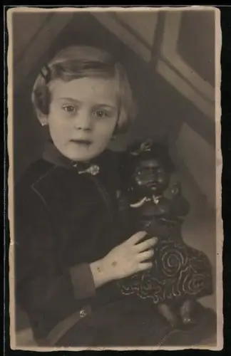 Foto-AK Mädchen hält eine Puppe in gemustertem Kleid 1926