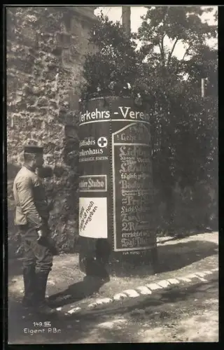 AK Soldat an einer Litfasssäule mit Anzeigen des Verkehrs-Vereins und dem Städtischen Krankenhaus